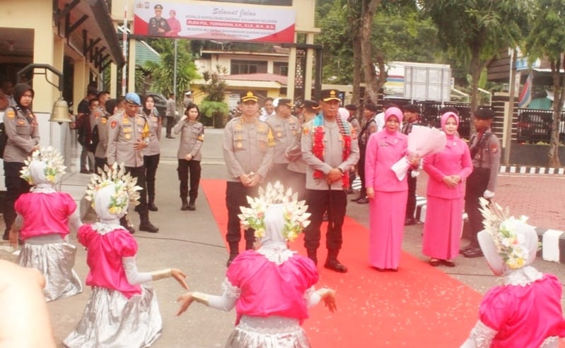 Kapolda Sulsel Irjen Pol. Yudhiawan Beserta Ketua Bhayangkari Yunita Kunker di Polres Enrekang