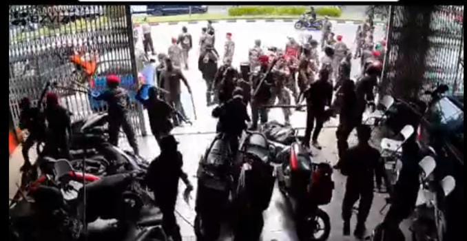 Layaknya Adegan Film Gangster, Ormas GRIB Jaya Serang Markas PP di Kota Bandung