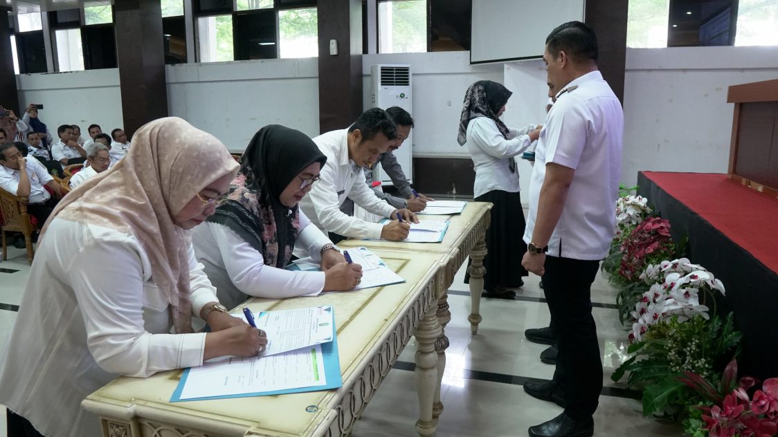 Pj. Bupati Takalar. Dr. Muhammad Hasbi Menyaksikan Langsung Penandatanganan Perjanjian Kerja (PK) Tahun 2025