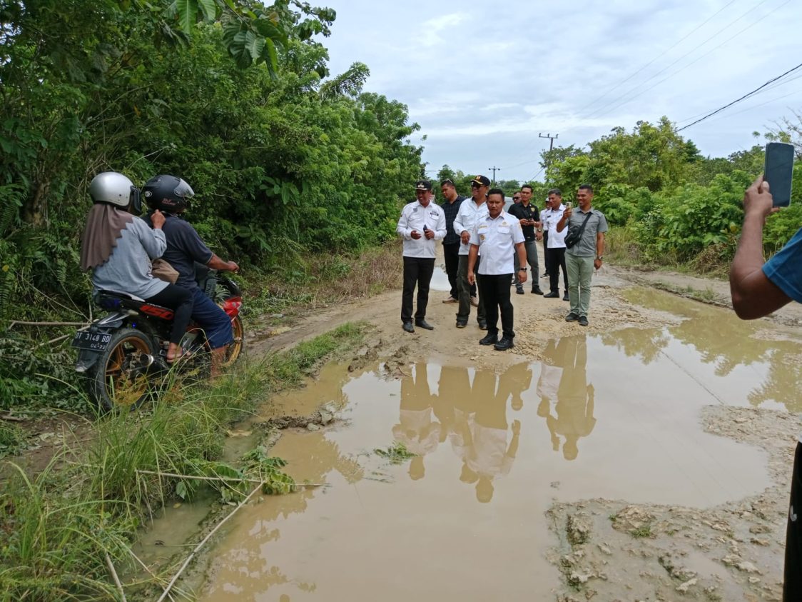 Bupati Mubar Laode Darwin Tinjau Jalan Rusak di Pajala, Janji Perbaikan Segera