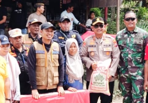 Kapolres Enrekang Datangi Koban Banjir dan Salurkan Bantuan Sembako