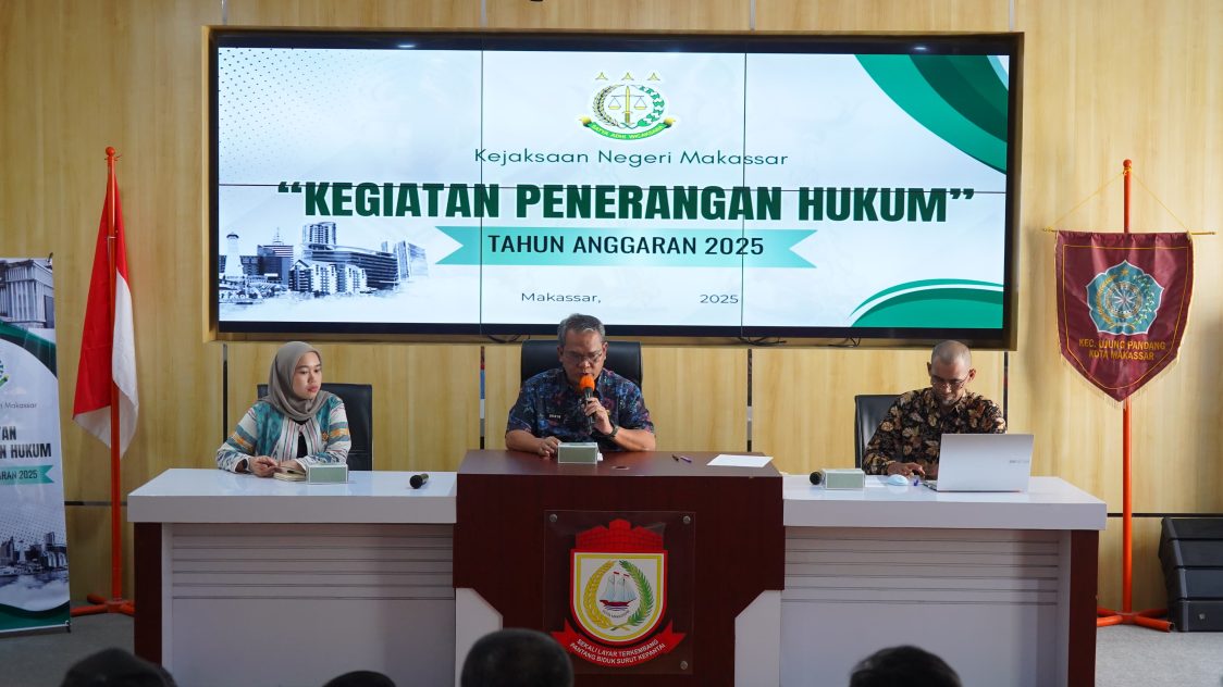 Plt Camat Ujung Pandang Dampingi Kasi Intel Kejari Makassar Sosialisasi Hukum ke Warga