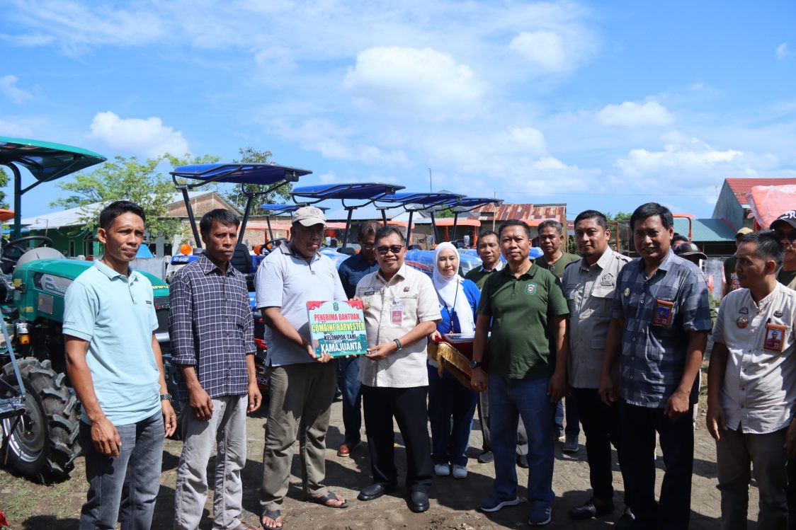 Program 100 Hari, Bupati Takalar Beri Bantuan Traktor dan Combine ke Petani